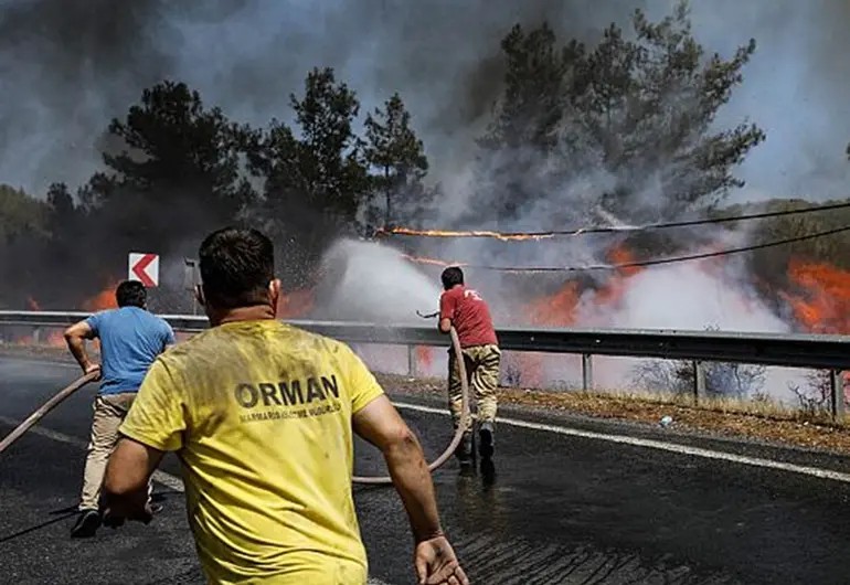 Más de 50 mil personas evacuadas en Turquía por incendios forestales Más de 50 mil personas evacuadas en Turquía por incendios forestales