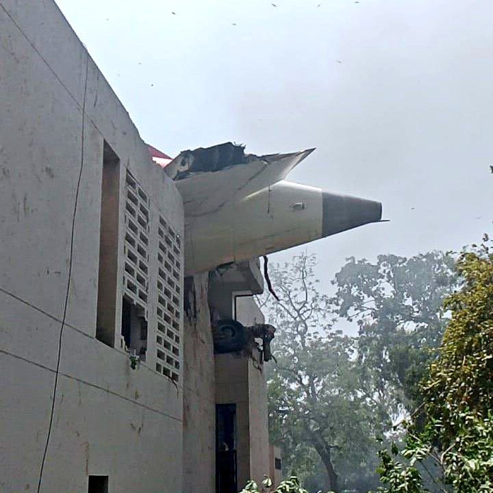 Se estrella avión en India; transportaba a más de 200 pasajeros y se dirigía a Londres Se estrella avión en India; transportaba a más de 200 pasajeros y se dirigía a Londres