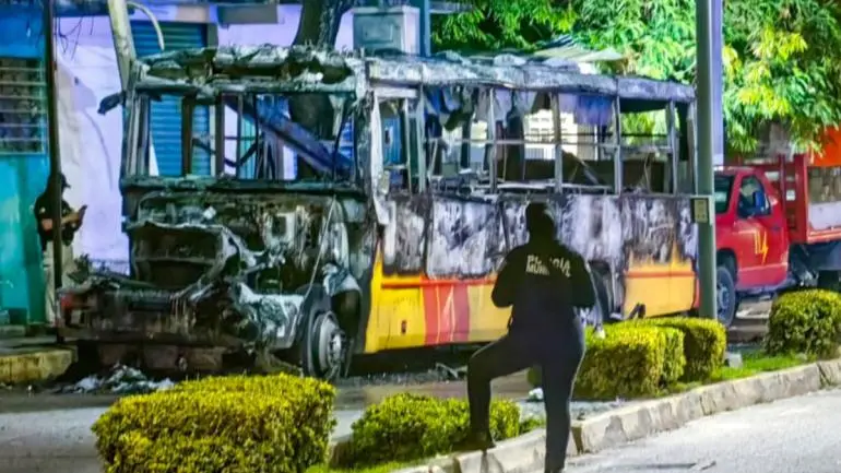 Hallan cinco cuerpos calcinados en autobús incendiado en Acapulco Hallan cinco cuerpos calcinados en autobús incendiado en Acapulco