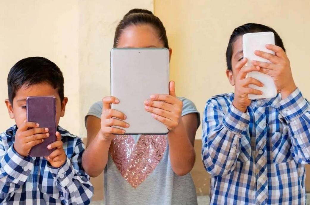 PANTALLAS Y NIÑOS: EL RIESGO INVISIBLE QUE PROVOCA ANSIEDAD Y AGRESIVIDAD PANTALLAS Y NIÑOS: EL RIESGO INVISIBLE QUE PROVOCA ANSIEDAD Y AGRESIVIDAD