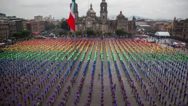 Levanta CDMX en el Zócalo la bandera LGBTTTIQ+ más grande del mundo Levanta CDMX en el Zócalo la bandera LGBTTTIQ+ más grande del mundo