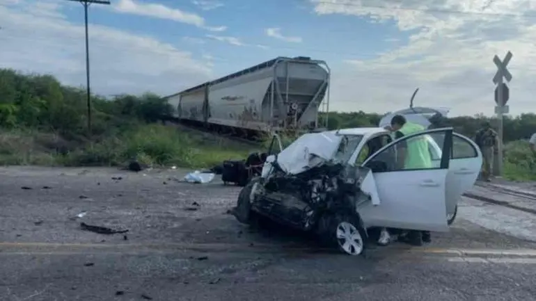 Tren embiste a vehículo que intentó ganarle el paso en Tamaulipas; tres lesionados Tren embiste a vehículo que intentó ganarle el paso en Tamaulipas; tres lesionados