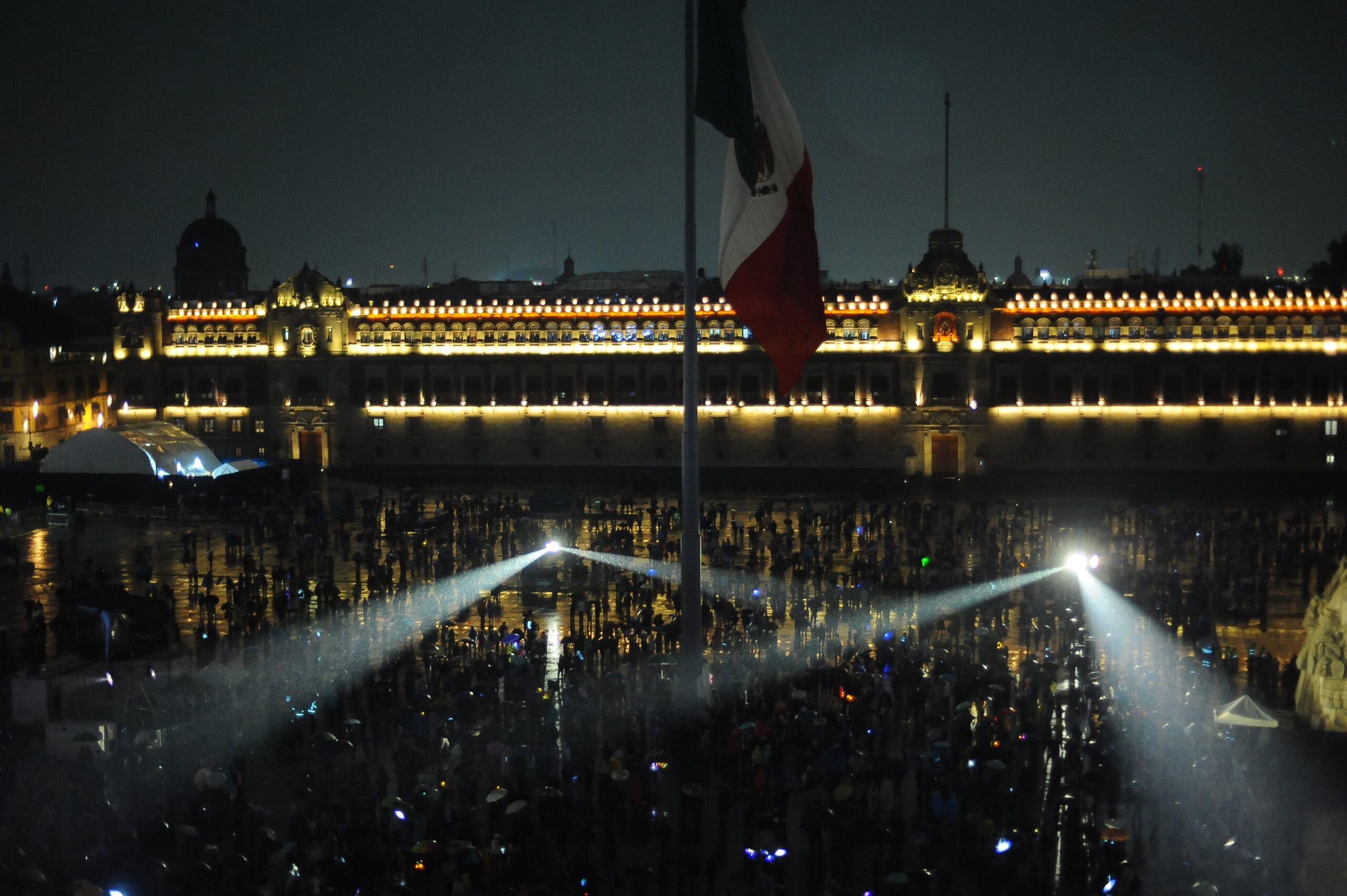 “Memoria Luminosa. México Tenochtitlan” transforma el Zócalo en un viaje audiovisual por 700 años de historia. “Memoria Luminosa. México Tenochtitlan” transforma el Zócalo en un viaje audiovisual por 700 años de historia.