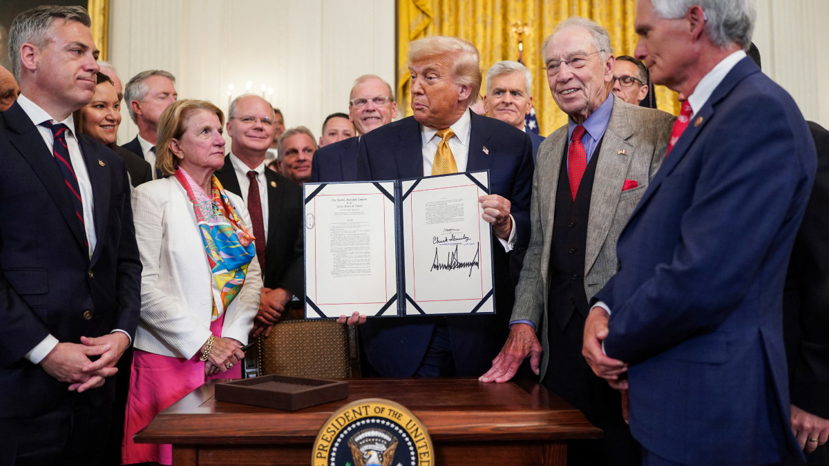 Trump firma ley contra fentanilo y lanza mensaje a cárteles Trump firma ley contra fentanilo y lanza mensaje a cárteles