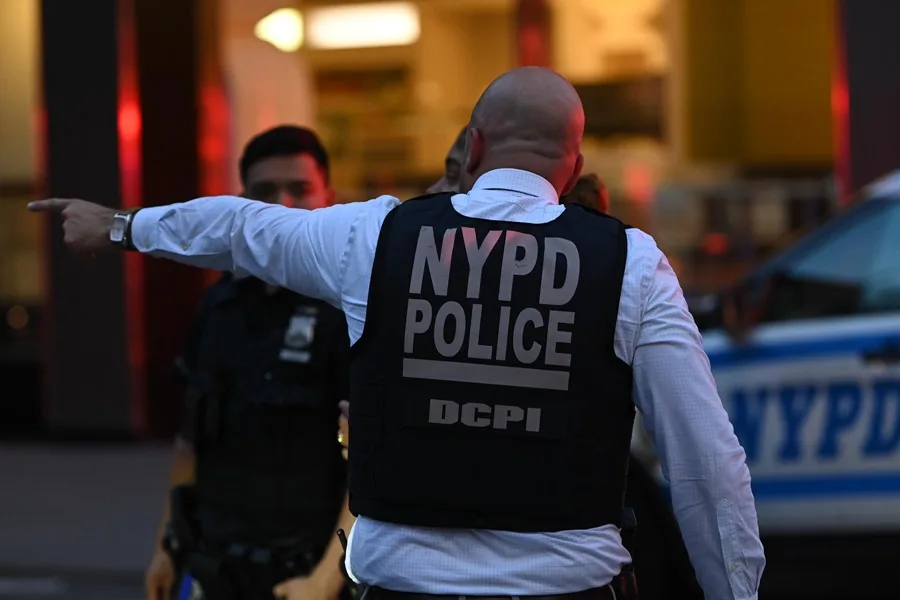 Al menos cuatro muertos, entre ellos un policía, en un tiroteo en Nueva York Al menos cuatro muertos, entre ellos un policía, en un tiroteo en Nueva York