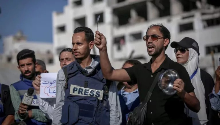 PRENSA EN GAZA: ENTRE EL HAMBRE Y LA GUERRA PRENSA EN GAZA: ENTRE EL HAMBRE Y LA GUERRA