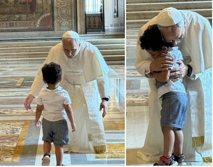 EL ABRAZO DE UN NIÑO ROMPIÓ CON TODO EL PROTOCOLO EN EL VATICANO EL ABRAZO DE UN NIÑO ROMPIÓ CON TODO EL PROTOCOLO EN EL VATICANO