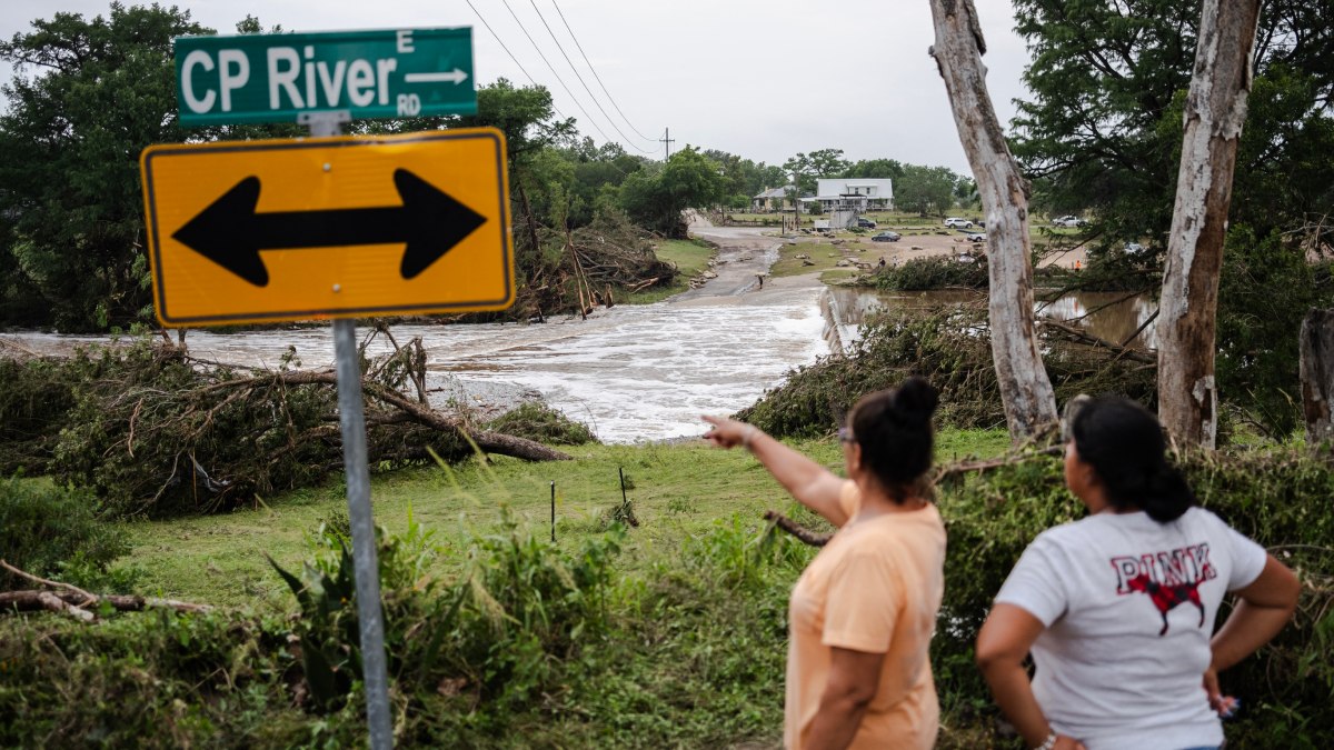 Sube a 59 la cifra de muertos por inundaciones en Texas; buscan a 27 niñas desaparecidas Sube a 59 la cifra de muertos por inundaciones en Texas; buscan a 27 niñas desaparecidas