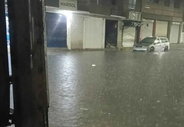 Madrugada lluviosa en CDMX y Edomex deja calles y viviendas bajo el agua Madrugada lluviosa en CDMX y Edomex deja calles y viviendas bajo el agua