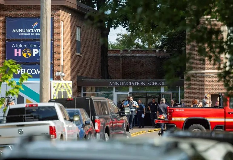 Tiroteo en una escuela católica de Minneapolis deja 2 muertos y 17 heridos Tiroteo en una escuela católica de Minneapolis deja 2 muertos y 17 heridos