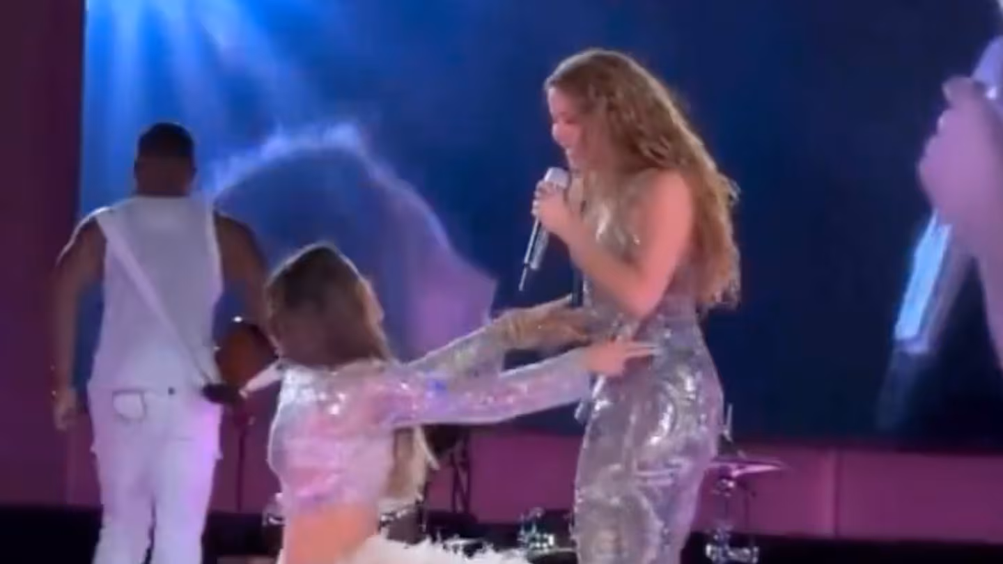 ¡Shakira y Belinda juntas! Cantantes sorprenden al cantar ‘Día de enero’ en el Estadio GNP ¡Shakira y Belinda juntas! Cantantes sorprenden al cantar ‘Día de enero’ en el Estadio GNP