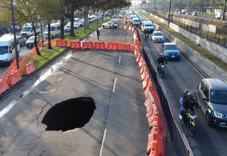 Socavón de 10 metros colapsa el tráfico en Calzada Ignacio Zaragoza Socavón de 10 metros colapsa el tráfico en Calzada Ignacio Zaragoza