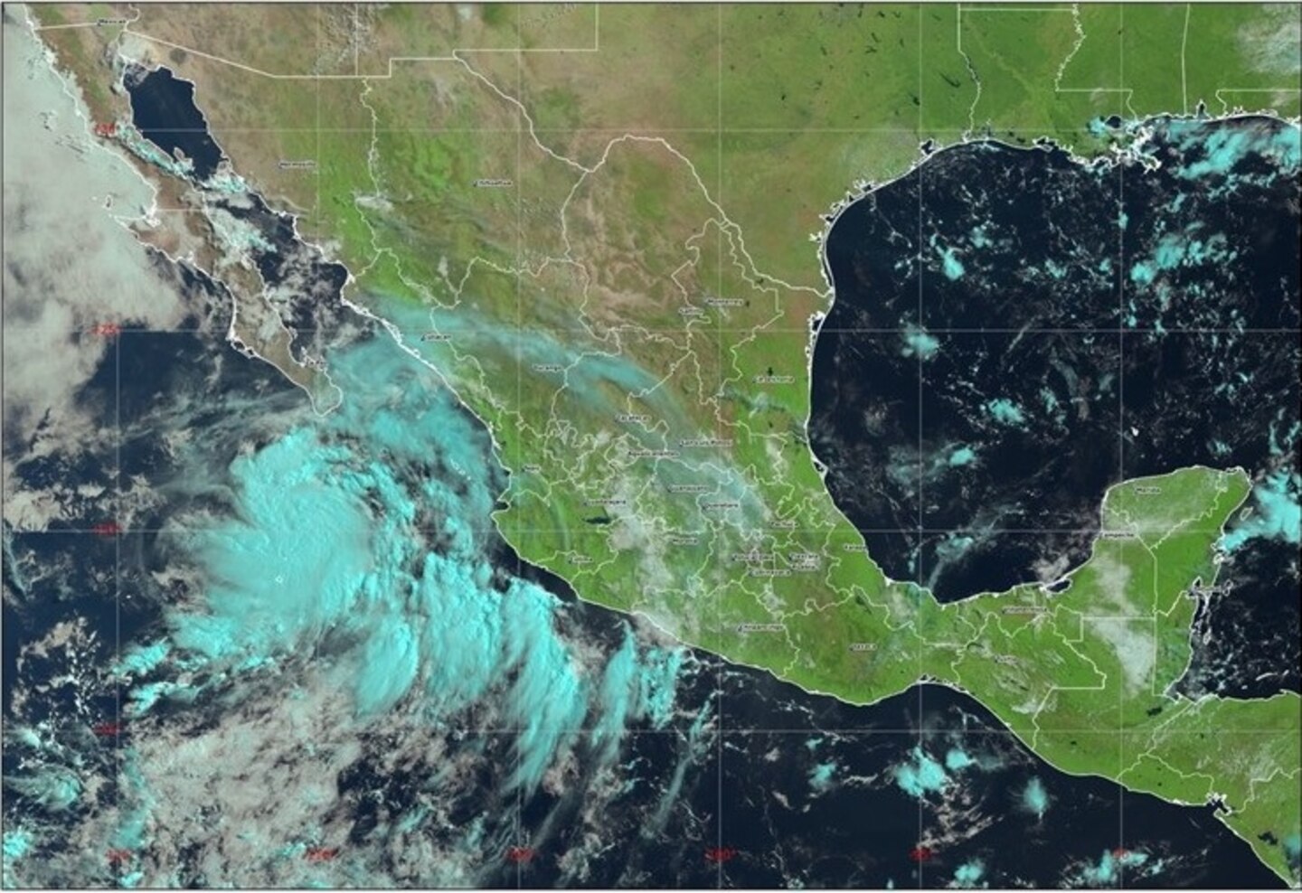 Ivo se alejó de Baja California Sur; el SMN mantuvo avisos por lluvias y oleaje en el noroeste