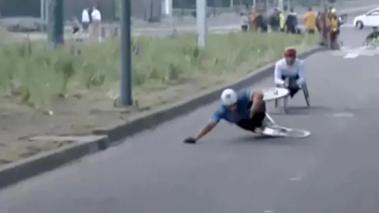 Caída de atletas en silla de ruedas en el Maratón de la CDMX desata críticas por baches Caída de atletas en silla de ruedas en el Maratón de la CDMX desata críticas por baches