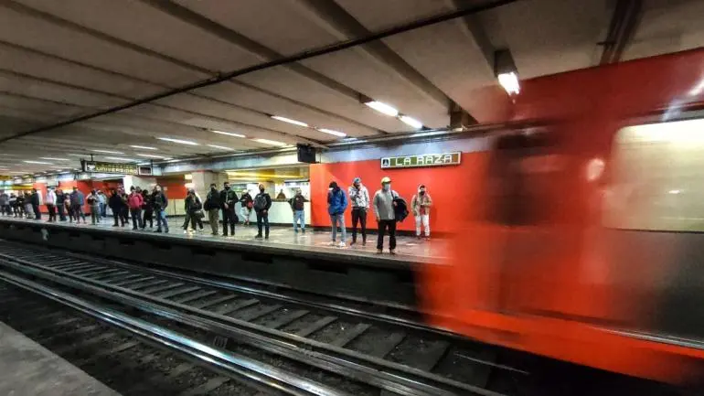 Auxilian oficiales de la PBI a una mujer en labor de parto en la estación del Metro La Raza Auxilian oficiales de la PBI a una mujer en labor de parto en la estación del Metro La Raza