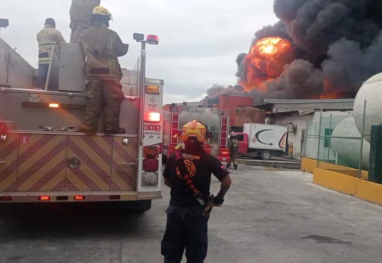 Tras 12 horas, sofocan incendio en fábrica de aceites en Nuevo León Tras 12 horas, sofocan incendio en fábrica de aceites en Nuevo León