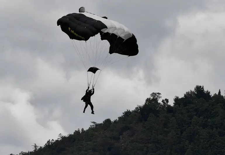 Tragedia en desfile militar, paracaidista cae al realizar maniobra aérea Tragedia en desfile militar, paracaidista cae al realizar maniobra aérea