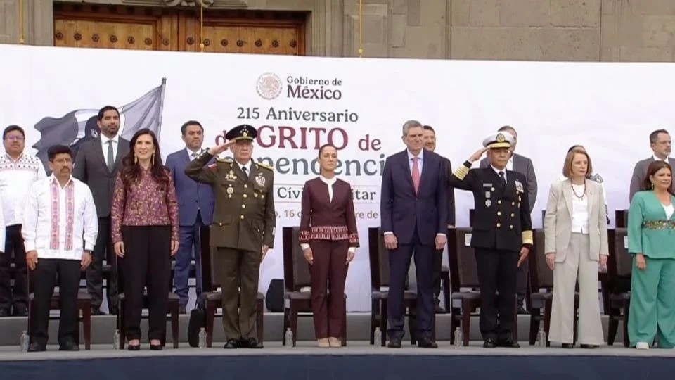 Sheinbaum encabeza el desfile militar con representantes de los tres poderes a diferencia de otros años Sheinbaum encabeza el desfile militar con representantes de los tres poderes a diferencia de otros años
