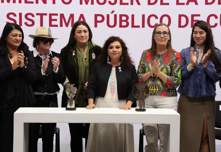 Clara Brugada recibe premio Mujer de la Década Clara Brugada recibe premio Mujer de la Década