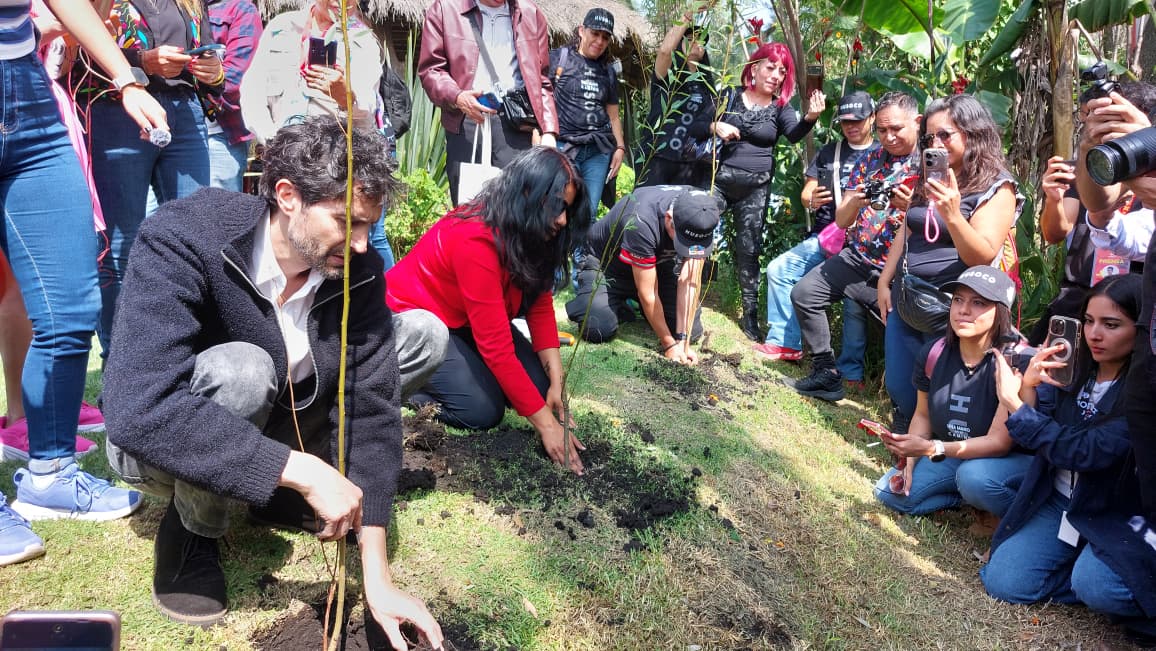 El cantante Benny Ibarra impulsa la reforestación de Xochimilco junto a la alcaldesa Cirse Camacho Bautista El cantante Benny Ibarra impulsa la reforestación de Xochimilco junto a la alcaldesa Cirse Camacho Bautista