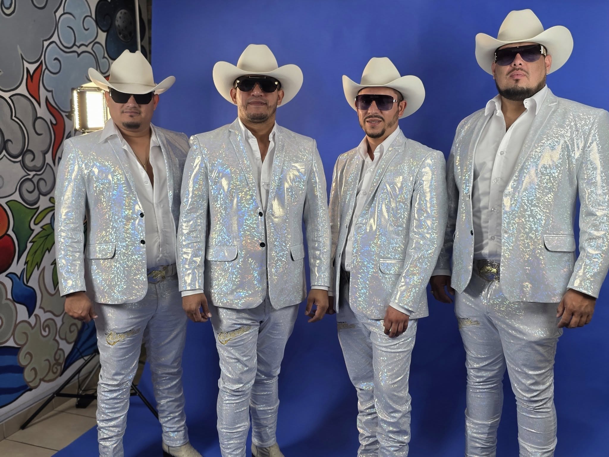 Los Compas de Los Alameños presentan “Mi necesidad”, un nuevo himno sierreño desde Las Vegas para todo México Los Compas de Los Alameños presentan “Mi necesidad”, un nuevo himno sierreño desde Las Vegas para todo México