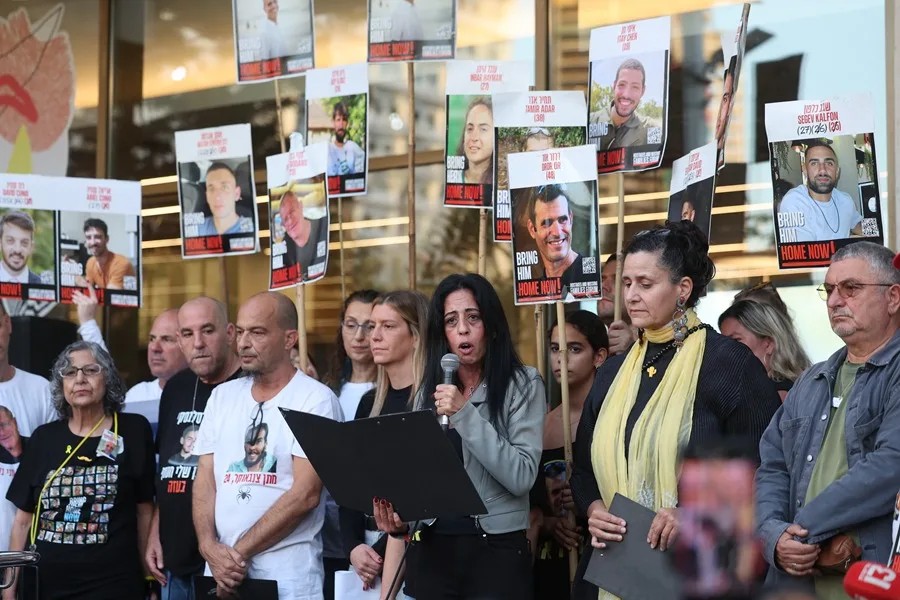Las familias de los rehenes piden suspender el acuerdo si Hamás no devuelve a los fallecidos Las familias de los rehenes piden suspender el acuerdo si Hamás no devuelve a los fallecidos