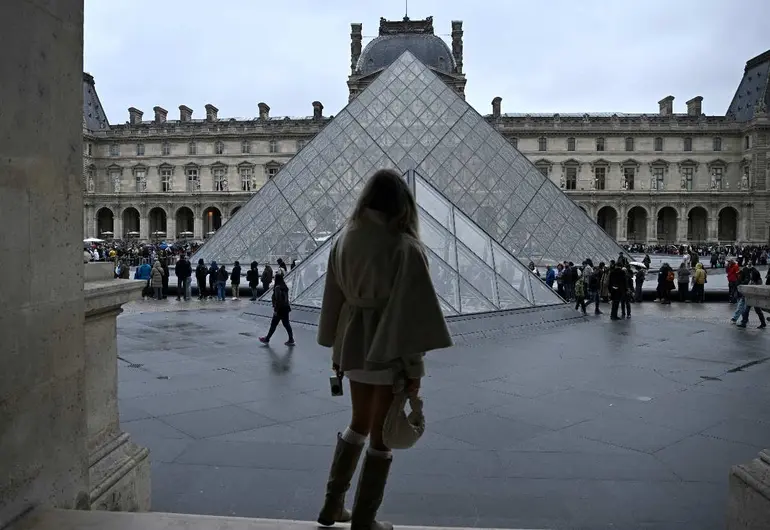 Cinco nuevos detenidos en Francia por el robo en el Museo de Louvre Cinco nuevos detenidos en Francia por el robo en el Museo de Louvre
