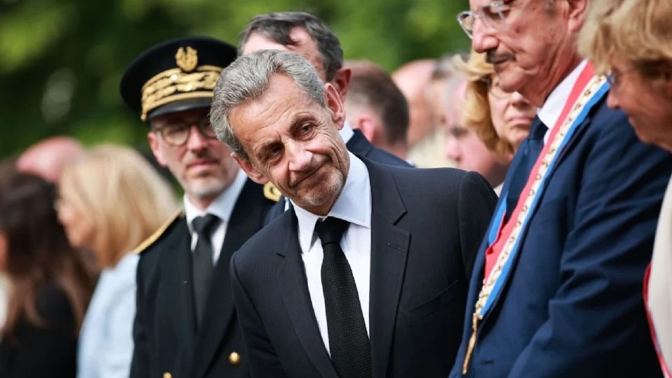 Sarkozy deberá ingresar a prisión la próxima semana para cumplir sentencia por financiar campaña con dinero de Gadafi Sarkozy deberá ingresar a prisión la próxima semana para cumplir sentencia por financiar campaña con dinero de Gadafi