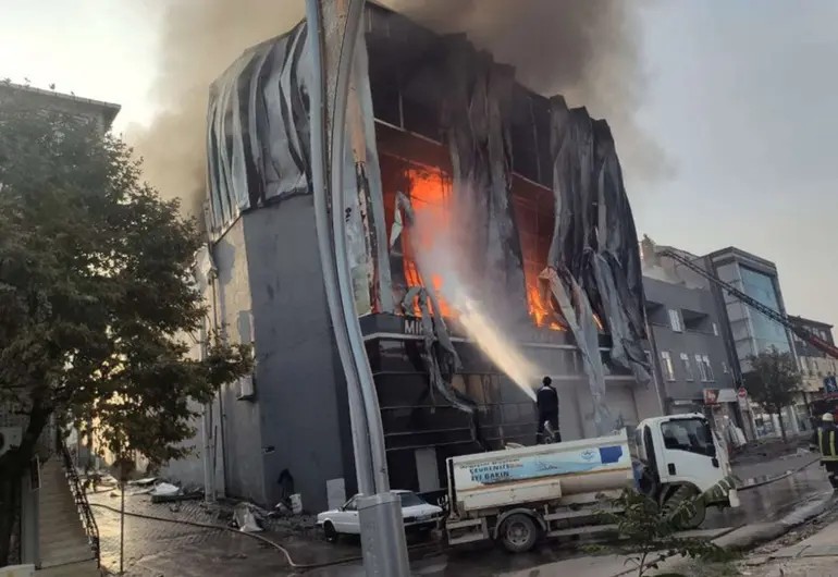 Incendio en un depósito de perfumes en Turquía deja al menos 6 muertos Borrador automático Incendio en un depósito de perfumes en Turquía deja al menos 6 muertos Borrador automático
