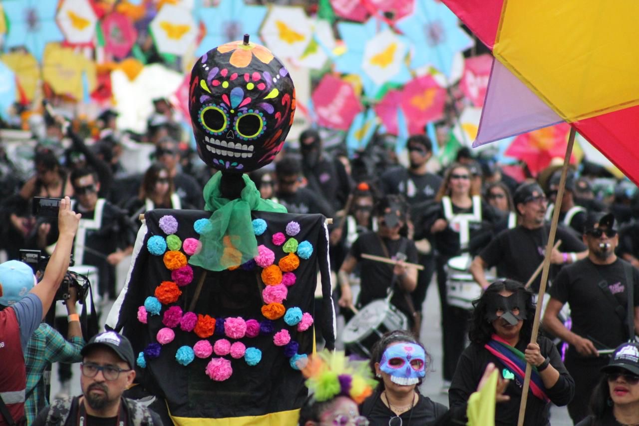 Entre esqueletos y colores, encabeza Clara Brugada el Gran Desfile de Día de Muertos 2025 que reunió a un millón 450 mil personas Entre esqueletos y colores, encabeza Clara Brugada el Gran Desfile de Día de Muertos 2025 que reunió a un millón 450 mil personas